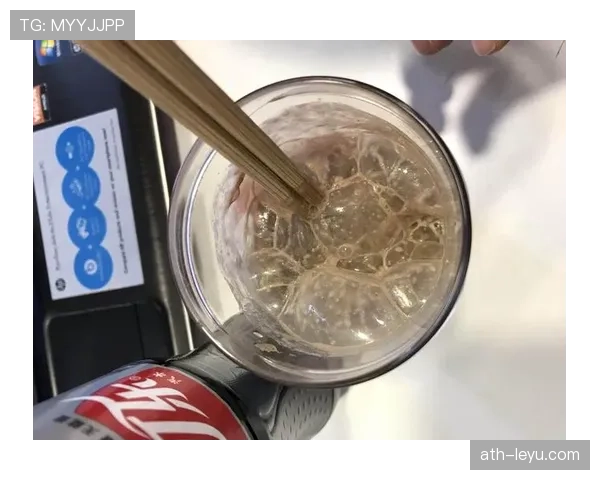 陈艺文家的冰箱里塞满蛋白粉，连饮料都是按克称着喝的